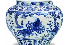 Mang hũ sứ đi thẩm định thử, sốc khi biết giá của nó đến 470 tỷ đồng 