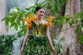 Đẹp lạ với trang phục từ hoa lá cây cỏ 