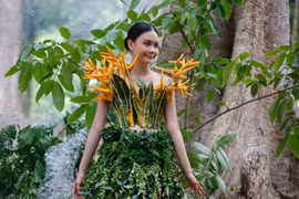 Đẹp lạ với trang phục từ hoa lá cây cỏ 