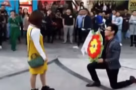 Thanh niên bị bạn gái “combat” vì mang vòng hoa cầu hôn