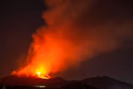 Xem núi lửa phun dung nham cao 3.000m đỏ rực bầu trời