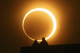 Cận cảnh nhật thực vòng tròn lửa hiếm gặp trên bầu trời 