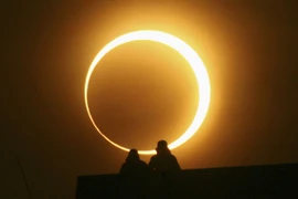 Cận cảnh nhật thực vòng tròn lửa hiếm gặp trên bầu trời 