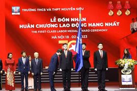 Trường Nguyễn Siêu đón nhận Huân chương Lao động hạng Nhất 