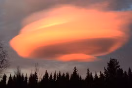 Mê mẩn khoảnh khắc mây dạng thấu kính xuất hiện trên bầu trời