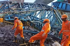 Sập cần cẩu khổng lồ khiến 20 người thiệt mạng