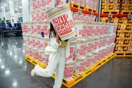 Cận cảnh ly mì to như cái xô khách tranh nhau mua