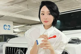 Không còn xe sang G63, Hiền Hồ chạy show ca hát bằng xe ôm