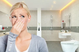 Hoảng hốt thấy thứ kinh dị xả ra từ vòi sen trong khách sạn