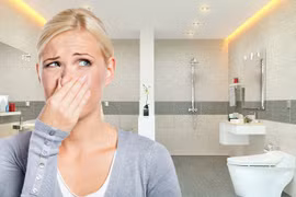 Hoảng hốt thấy thứ kinh dị xả ra từ vòi sen trong khách sạn