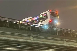 Clip xe khách suýt rơi khỏi đường Vành đai 3 ở Hà Nội 