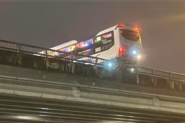 Clip xe khách suýt rơi khỏi đường Vành đai 3 ở Hà Nội 