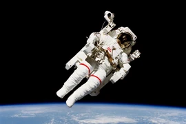 Vì sao phi hành gia bị lão hóa khi về Trái Đất?