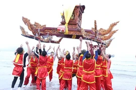 Mãn nhãn màn “rước kiệu bay” tại ngôi đền nổi tiếng nhất xứ Nghệ