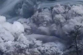 Kinh hoàng cảnh núi lửa phun trào như ngày tận thế cận kề 