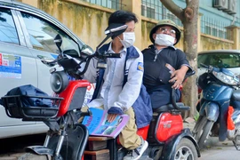 Cảnh hai cha con bị bệnh xương thủy tinh đưa nhau đi thi tốt nghiệp 