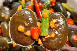 Món đá cuội xào ớt khiến thực khách không biết ăn sao