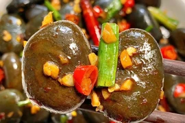 Món đá cuội xào ớt khiến thực khách không biết ăn sao