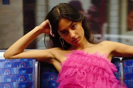 Loạt clip “khoe sắc” của “cô gái tàu điện ngầm” gây bão mạng