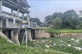 Phát hiện thi thể 2 vợ chồng ôm nhau dưới cống nước