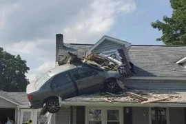 Ô tô đang chạy trên đường bay thẳng lên mái nhà như phim hành động