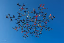 Ngoạn mục 101 cụ ông cụ bà nhảy dù xếp thành hình bông tuyết