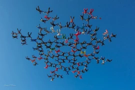 Ngoạn mục 101 cụ ông cụ bà nhảy dù xếp thành hình bông tuyết