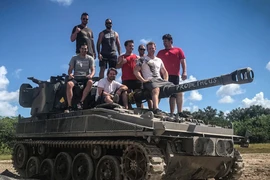 Trải nghiệm lái xe tăng nghiền nát ô tô xả stress