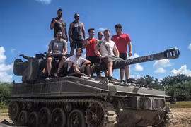 Trải nghiệm lái xe tăng nghiền nát ô tô xả stress