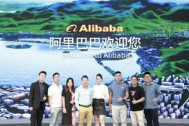 Shark Bình hạnh phúc bên người đẹp Phương Oanh giữa tin đồn nghỉ hưu sớm