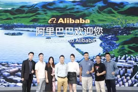 Shark Bình hạnh phúc bên người đẹp Phương Oanh giữa tin đồn nghỉ hưu sớm