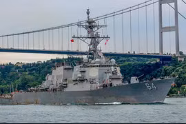 Tàu chiến Mỹ và loạt tàu hàng bị tấn công ở Biển Đỏ 