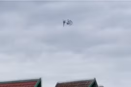 Kinh ngạc với chiếc xe đạp 'bay lơ lửng' trên trời