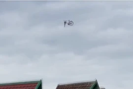 Kinh ngạc với chiếc xe đạp 'bay lơ lửng' trên trời