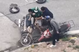 Trinh sát mật phục bắt đối tượng giấu ma túy ở miệng