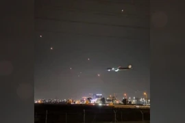 Máy bay chở khách vượt mưa đạn giữa bầu trời Gaza