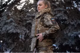 Nữ quân nhân Ukraine được trang bị áo giáp riêng khi tham chiến