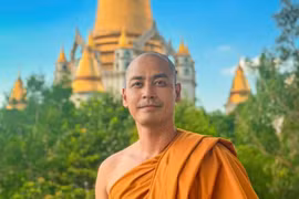 MC Phan Anh xuống tóc xuất gia?