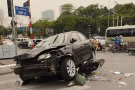 Kinh hoàng khoảnh khắc ô tô 'điên' lao vào dòng người trên đường