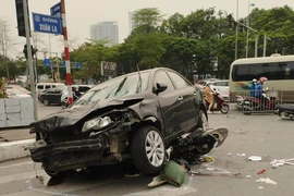 Kinh hoàng khoảnh khắc ô tô 'điên' lao vào dòng người trên đường