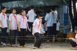 Những trò chơi gắn liền với tuổi thơ ai xem lại cũng rưng rưng 