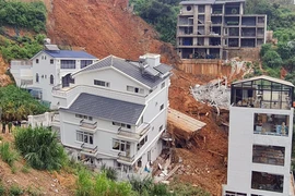 Mưa to gây sạt lở kinh hoàng tại Đà Lạt, 2 công nhân bị vùi lấp 