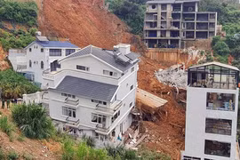Mưa to gây sạt lở kinh hoàng tại Đà Lạt, 2 công nhân bị vùi lấp 