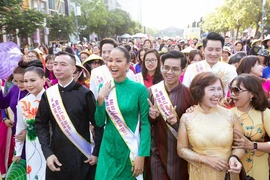 3.000 người cùng H’Hen Niê diễu hành tôn vinh áo dài