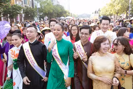 3.000 người cùng H’Hen Niê diễu hành tôn vinh áo dài