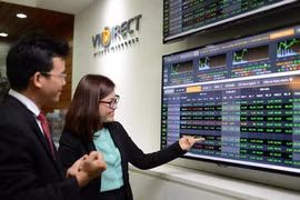 Cổ phiếu VND tím ngắt trong ngày đầu chuyển sang HNX