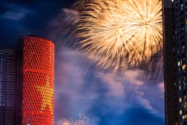 Pháo hoa rực rỡ mừng kỷ niệm 50 năm ngày thống nhất non sông