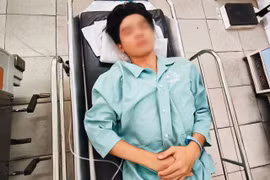 Nam sinh lớp 10 bị nhóm côn đồ đánh hội đồng, nứt sọ thái dương