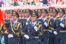 Người dân TP.HCM chào đón quân đội Trung Quốc, Lào, Campuchia tham gia diễu binh