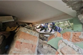 Cứu hộ Việt Nam đưa thi thể bé trai ra khỏi đống đổ nát tại Myanmar